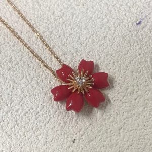Van Cleef & Arpels Rose de No?l pendant, mini model