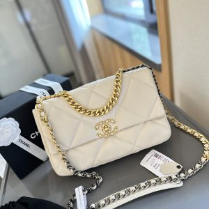 19 HANDBAG