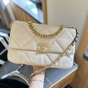 19 HANDBAG