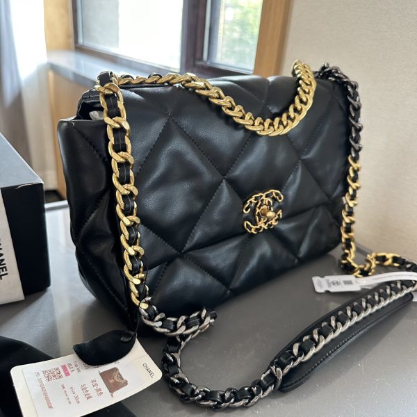 19 HANDBAG
