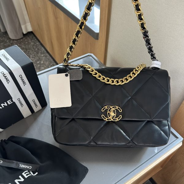 19 HANDBAG
