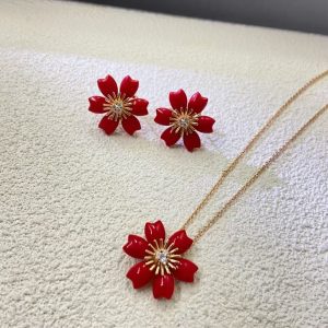 Van Cleef & Arpels Rose de No?l pendant, mini model