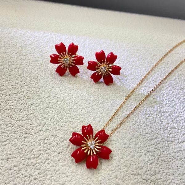 Van Cleef & Arpels Rose de No?l pendant, mini model
