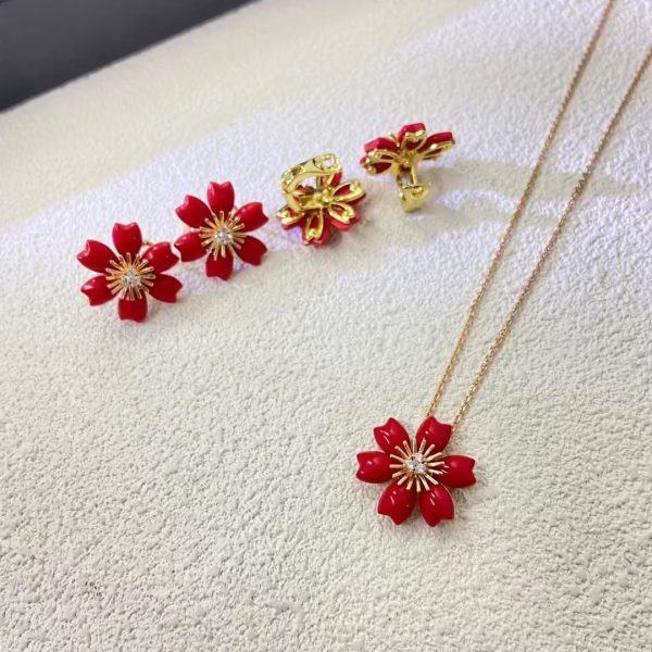 Van Cleef & Arpels Rose de No?l pendant, mini model