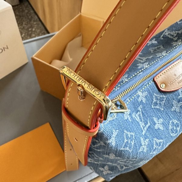 Louis Vuitton Hills Pochette