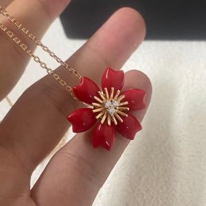Van Cleef & Arpels Rose de No?l pendant, mini model