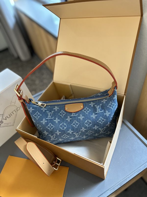 Louis Vuitton Hills Pochette